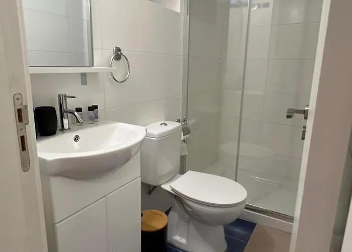 The Mansion By Penelope Πανσιόν Όμοδος