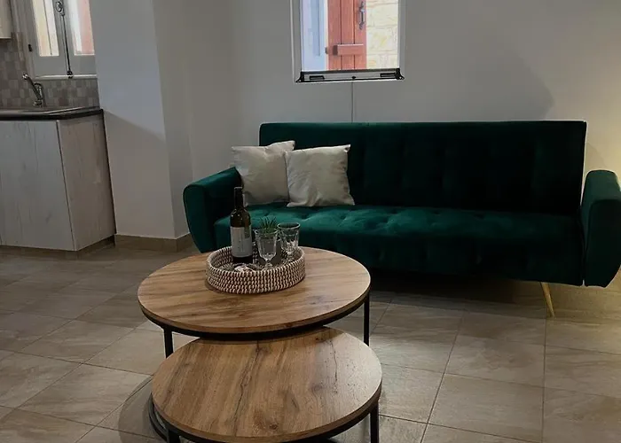 The Mansion By Penelope Πανσιόν Όμοδος