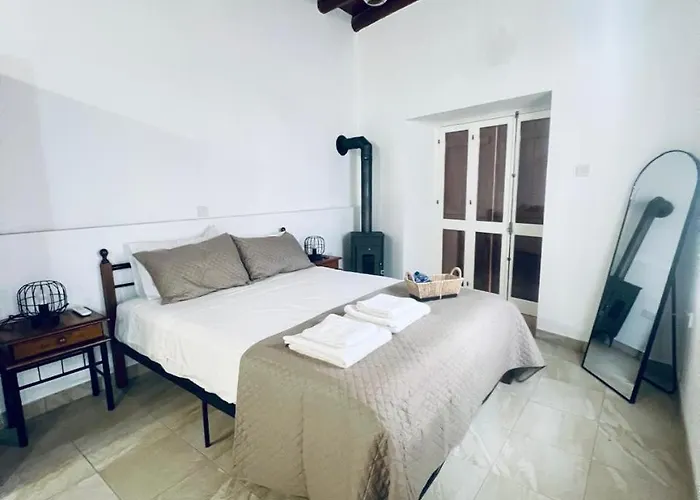 The Mansion By Penelope Όμοδος