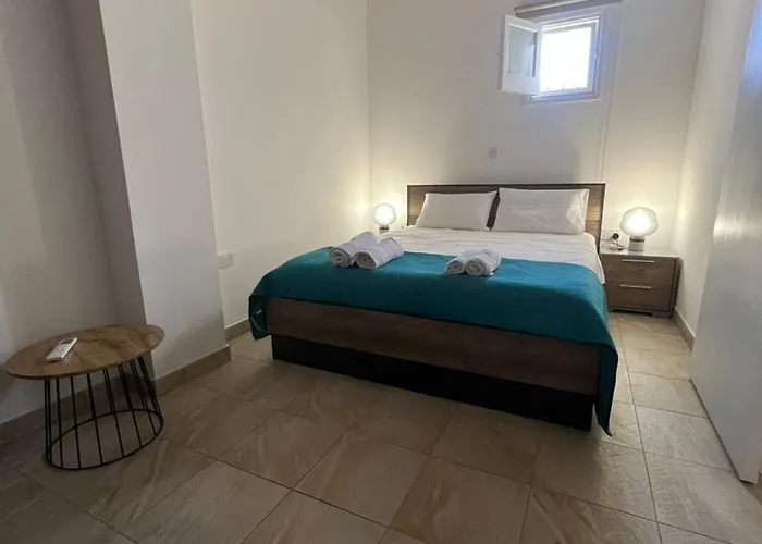 The Mansion By Penelope Πανσιόν Όμοδος